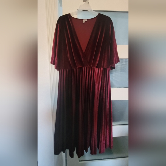 Velvet dress worn once for Holiday - Picture 2 of 9
